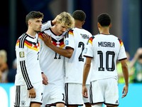 Nick Woltemade tampak kecewa bersama rekan-rekan setimnya setelah gagal mengeksekusi penalti dalam adu penalti yang berujung pada tersingkirnya Jerman dari Piala Dunia FIFA 2026, usai menghadapi Paraguay di Boston Stadium, Foxborough, Massachusetts,