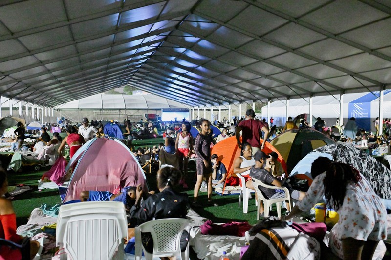 Orang-orang beristirahat di tempat penampungan sementara setelah gempa bumi di La Guaira, Venezuela, 29 Juni 2026. (REUTERS/Maxwell Briceno)