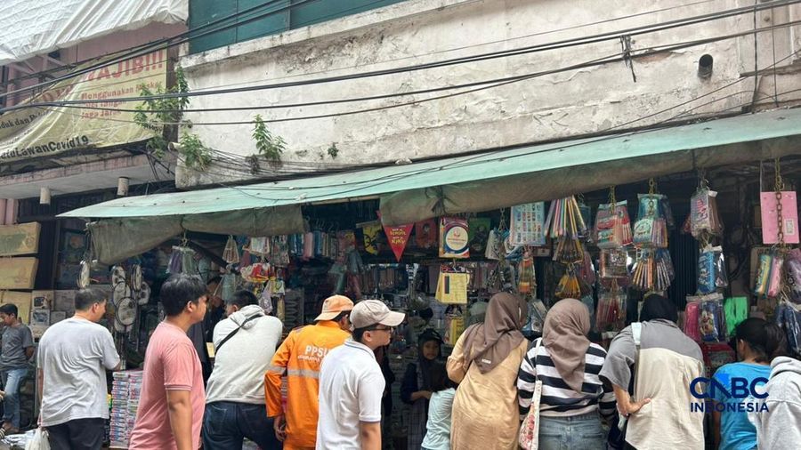 Pasar Asemka tiba-tiba ramai pembeli. (CNBC Indonesia/Elga Nurmutia)
