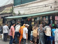 Pasar Asemka tiba-tiba ramai pembeli. (CNBC Indonesia/Elga Nurmutia)