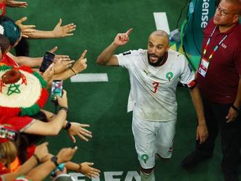 Pemain tim nasional Maroko, Noussair Mazraoui. (REUTERS/Raquel Cunha)