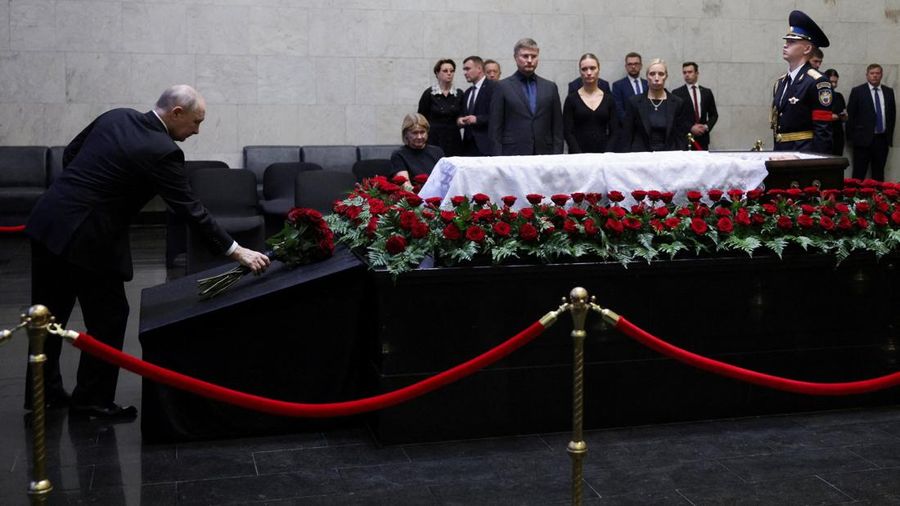 Presiden Rusia Putin memberikan penghormatan terakhir kepada mendiang mantan Menteri Pertahanan Rusia Ivanov, di Moskow., Rusia, Selasa (30/6/2026). (Sputnik/Gavriil Grigorov/Pool via REUTERS)