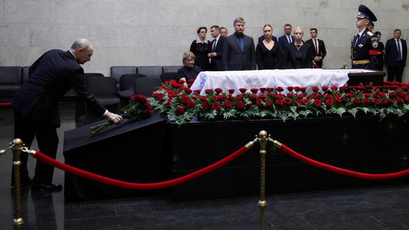 Presiden Rusia Putin memberikan penghormatan terakhir kepada mendiang mantan Menteri Pertahanan Rusia Ivanov, di Moskow., Rusia, Selasa (30/6/2026). (Sputnik/Gavriil Grigorov/Pool via REUTERS)