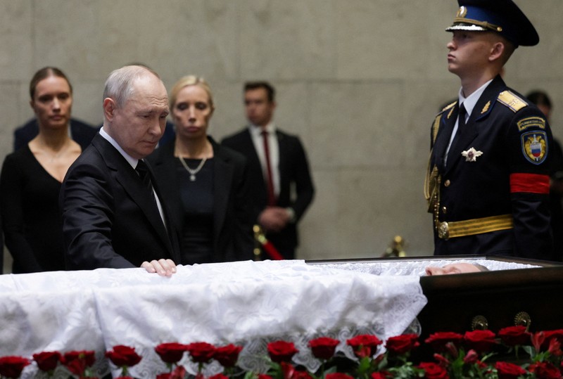 Presiden Rusia Putin memberikan penghormatan terakhir kepada mendiang mantan Menteri Pertahanan Rusia Ivanov, di Moskow., Rusia, Selasa (30/6/2026). (Sputnik/Gavriil Grigorov/Pool via REUTERS)
