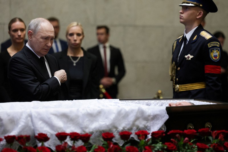 Presiden Rusia Putin memberikan penghormatan terakhir kepada mendiang mantan Menteri Pertahanan Rusia Ivanov, di Moskow., Rusia, Selasa (30/6/2026). (Sputnik/Gavriil Grigorov/Pool via REUTERS)