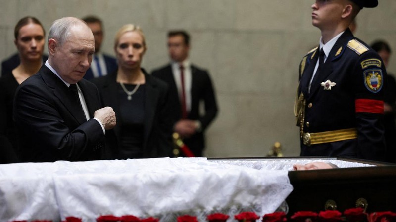 Presiden Rusia Putin memberikan penghormatan terakhir kepada mendiang mantan Menteri Pertahanan Rusia Ivanov, di Moskow., Rusia, Selasa (30/6/2026). (Sputnik/Gavriil Grigorov/Pool via REUTERS)
