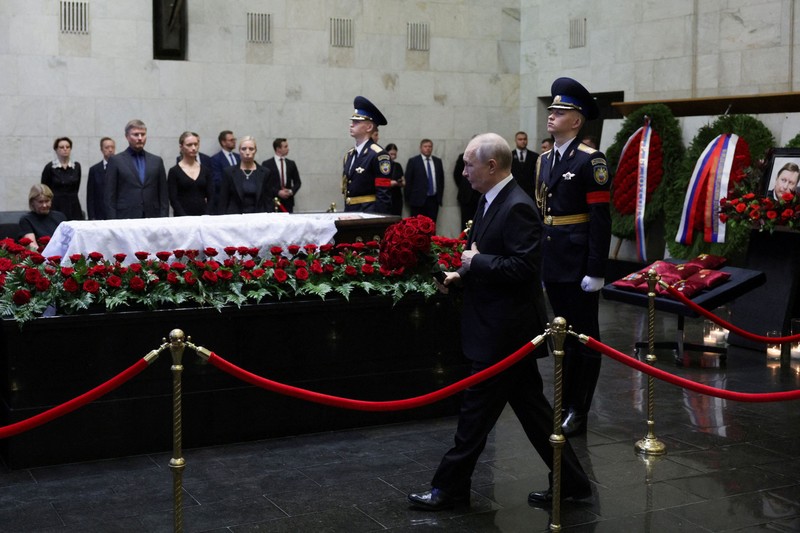 Presiden Rusia Putin memberikan penghormatan terakhir kepada mendiang mantan Menteri Pertahanan Rusia Ivanov, di Moskow., Rusia, Selasa (30/6/2026). (Sputnik/Gavriil Grigorov/Pool via REUTERS)