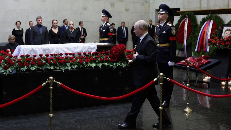 Presiden Rusia Putin memberikan penghormatan terakhir kepada mendiang mantan Menteri Pertahanan Rusia Ivanov, di Moskow., Rusia, Selasa (30/6/2026). (Sputnik/Gavriil Grigorov/Pool via REUTERS)
