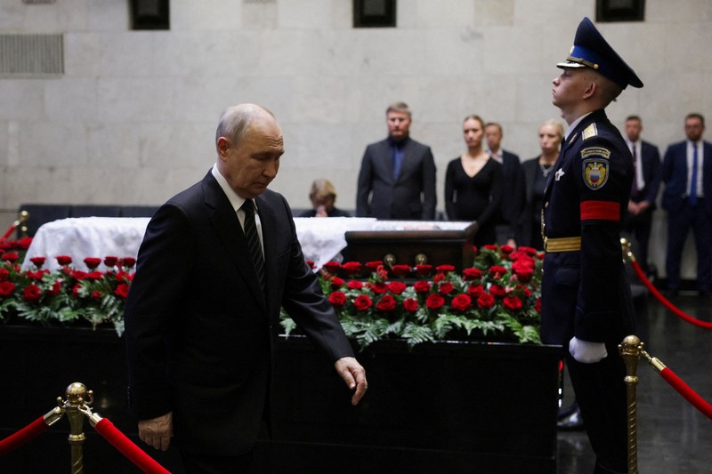 Presiden Rusia Putin memberikan penghormatan terakhir kepada mendiang mantan Menteri Pertahanan Rusia Ivanov, di Moskow., Rusia, Selasa (30/6/2026). (Sputnik/Gavriil Grigorov/Pool via REUTERS)