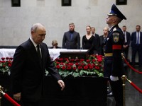 Presiden Rusia Putin memberikan penghormatan terakhir kepada mendiang mantan Menteri Pertahanan Rusia Ivanov, di Moskow., Rusia, Selasa (30/6/2026). (Sputnik/Gavriil Grigorov/Pool via REUTERS)