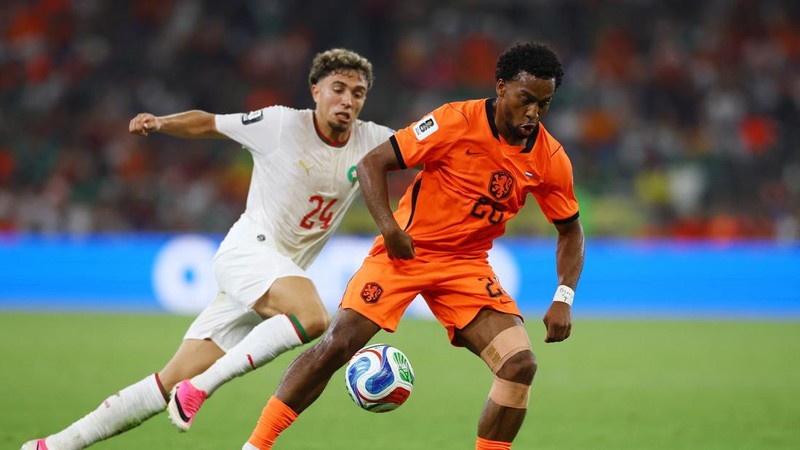 Quinten Timber berduel memperebutkan bola dengan Neil El Aynaoui dalam pertandingan babak 32 besar Piala Dunia FIFA 2026 antara Belanda dan Maroko di Estadio Monterrey, Monterrey, Meksiko, Senin (29/6/2026).