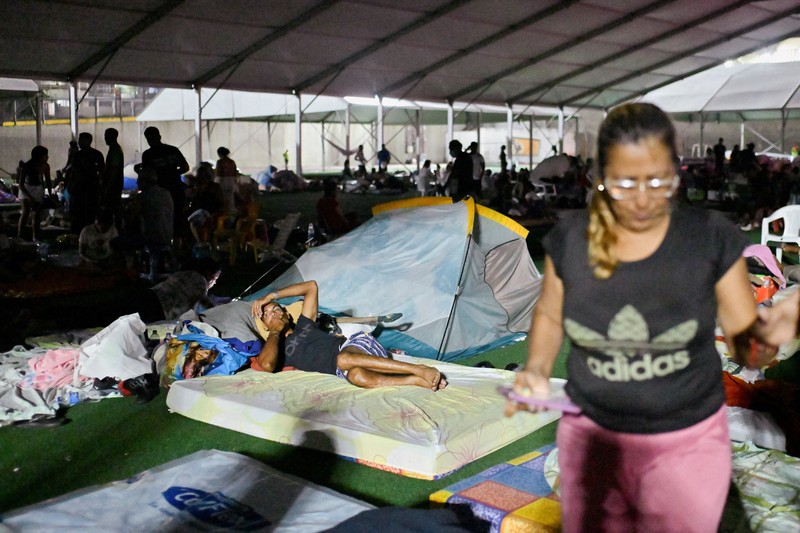 Orang-orang beristirahat di tempat penampungan sementara setelah gempa bumi di La Guaira, Venezuela, 29 Juni 2026. (REUTERS/Maxwell Briceno)