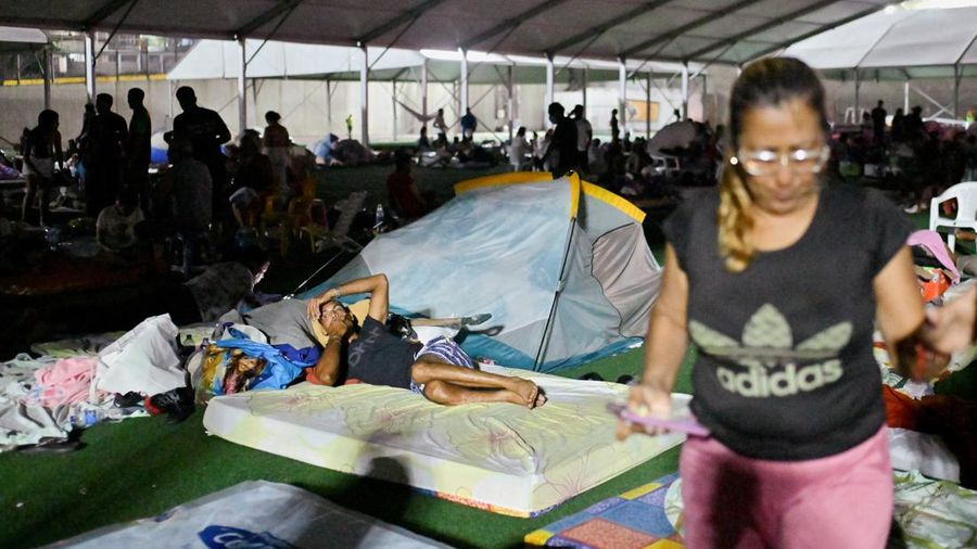 Seorang pria beristirahat di tempat penampungan sementara setelah gempa bumi di La Guaira, Venezuela, 29 Juni 2026.