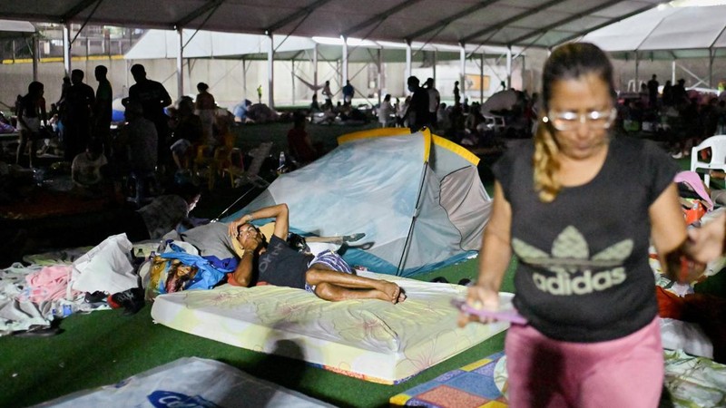 Seorang pria beristirahat di tempat penampungan sementara setelah gempa bumi di La Guaira, Venezuela, 29 Juni 2026.