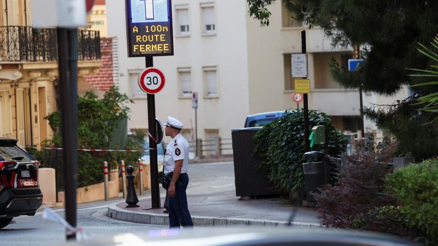 Suasana usai sebuah bangunan tempat tinggal, setelah ledakan bom rakitan di Monaco, Selasa (30/6/2026). (REUTERS/Alexandre Dimou)