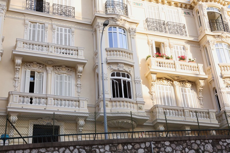 Suasana usai sebuah bangunan tempat tinggal, setelah ledakan bom rakitan di Monaco, Selasa (30/6/2026). (REUTERS/Manon Cruz)