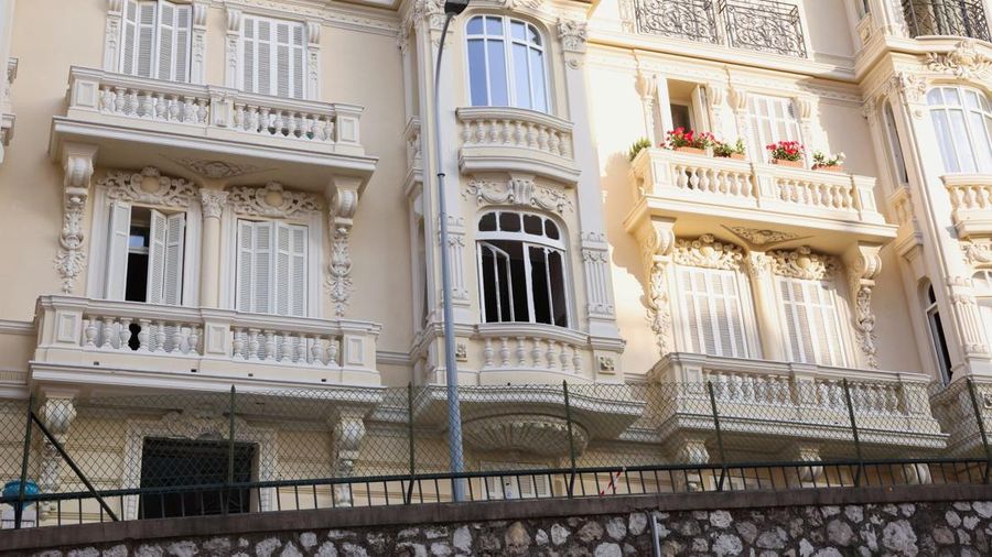Suasana usai sebuah bangunan tempat tinggal, setelah ledakan bom rakitan di Monaco, Selasa (30/6/2026). (REUTERS/Alexandre Dimou)