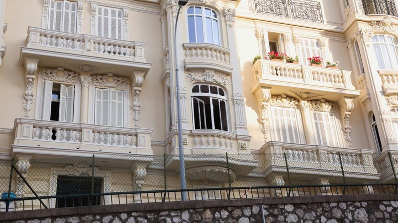 Suasana usai sebuah bangunan tempat tinggal, setelah ledakan bom rakitan di Monaco, Selasa (30/6/2026). (REUTERS/Alexandre Dimou)