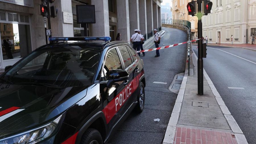 Suasana usai sebuah bangunan tempat tinggal, setelah ledakan bom rakitan di Monaco, Senin (30/6/2026). (REUTERS/Alexandre Dimou)
