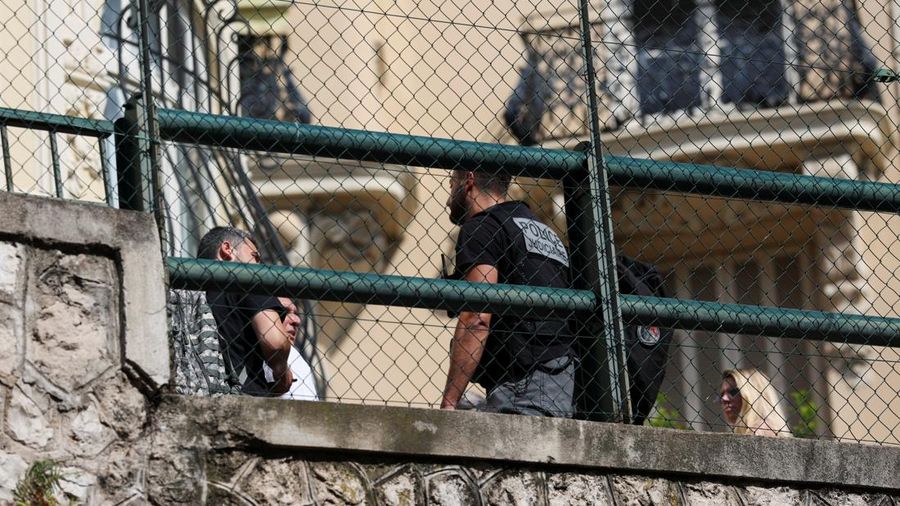 Suasana usai sebuah bangunan tempat tinggal, setelah ledakan bom rakitan di Monaco, Senin (30/6/2026). (REUTERS/Alexandre Dimou)