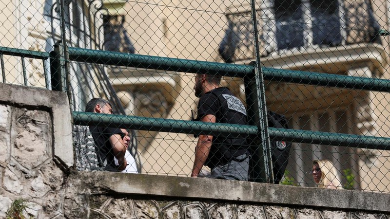 Suasana usai sebuah bangunan tempat tinggal, setelah ledakan bom rakitan di Monaco, Senin (30/6/2026). (REUTERS/Alexandre Dimou)