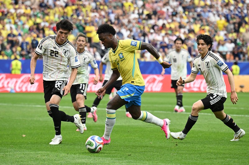 Vinicius Junior dan Endrick merayakan kemenangan usai pertandingan, memastikan Brasil lolos ke babak 16 besar Piala Dunia FIFA 2026, sementara Shogo Taniguchi tampak kecewa setelah Jepang tersingkir, di Houston Stadium, Houston, Texas, Amerika Serikat, Senin (29/6/2026). (REUTERS/Pedro Nunes)