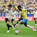 Vinicius Junior berduel dengan Takehiro Tomiyasu dalam pertandingan babak 32 besar Piala Dunia FIFA 2026 antara Brasil dan Jepang di Houston Stadium, Houston, Texas, Amerika Serikat, Senin (29/6/2026). (REUTERS/Annegret Hilse)