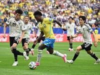 Vinicius Junior berduel dengan Takehiro Tomiyasu dalam pertandingan babak 32 besar Piala Dunia FIFA 2026 antara Brasil dan Jepang di Houston Stadium, Houston, Texas, Amerika Serikat, Senin (29/6/2026). (REUTERS/Annegret Hilse)