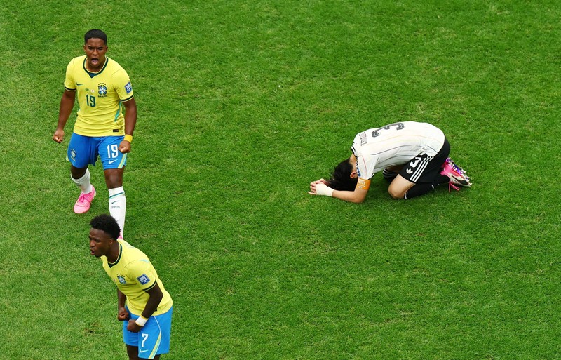 Vinicius Junior dan Endrick merayakan kemenangan usai pertandingan, memastikan Brasil lolos ke babak 16 besar Piala Dunia FIFA 2026, sementara Shogo Taniguchi tampak kecewa setelah Jepang tersingkir, di Houston Stadium, Houston, Texas, Amerika Serikat, Senin (29/6/2026). (REUTERS/Pedro Nunes)