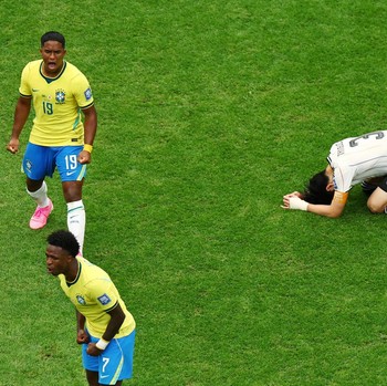 Vinicius Junior dan Endrick merayakan kemenangan usai pertandingan, memastikan Brasil lolos ke babak 16 besar Piala Dunia FIFA 2026, sementara Shogo Taniguchi tampak kecewa setelah Jepang tersingkir, di Houston Stadium, Houston, Texas, Amerika Serika
