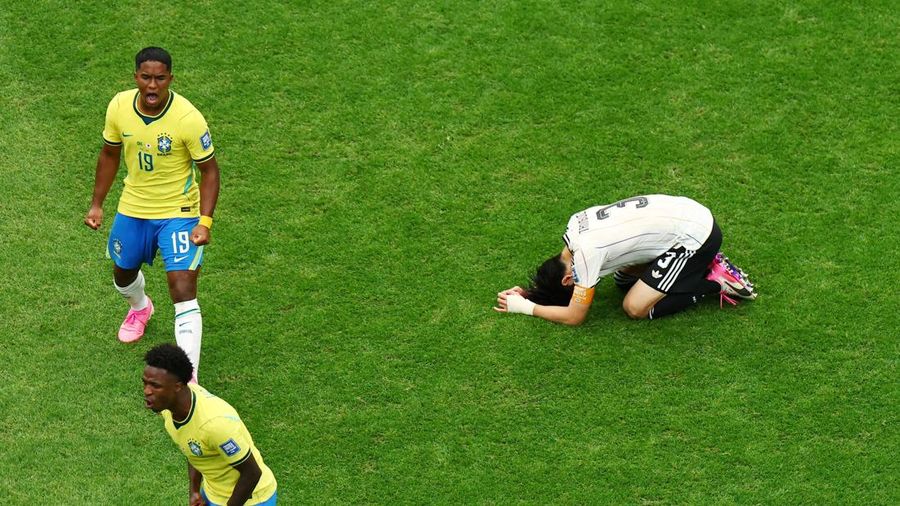 Vinicius Junior dan Endrick merayakan kemenangan usai pertandingan, memastikan Brasil lolos ke babak 16 besar Piala Dunia FIFA 2026, sementara Shogo Taniguchi tampak kecewa setelah Jepang tersingkir, di Houston Stadium, Houston, Texas, Amerika Serika