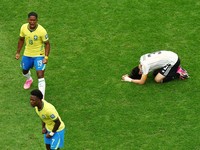 Vinicius Junior dan Endrick merayakan kemenangan usai pertandingan, memastikan Brasil lolos ke babak 16 besar Piala Dunia FIFA 2026, sementara Shogo Taniguchi tampak kecewa setelah Jepang tersingkir, di Houston Stadium, Houston, Texas, Amerika Serika