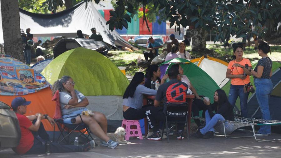 Warga duduk di luar tenda di jalanan setelah gempa bumi melanda negara itu, di Caracas, Venezuela, 29 Juni 2026.
