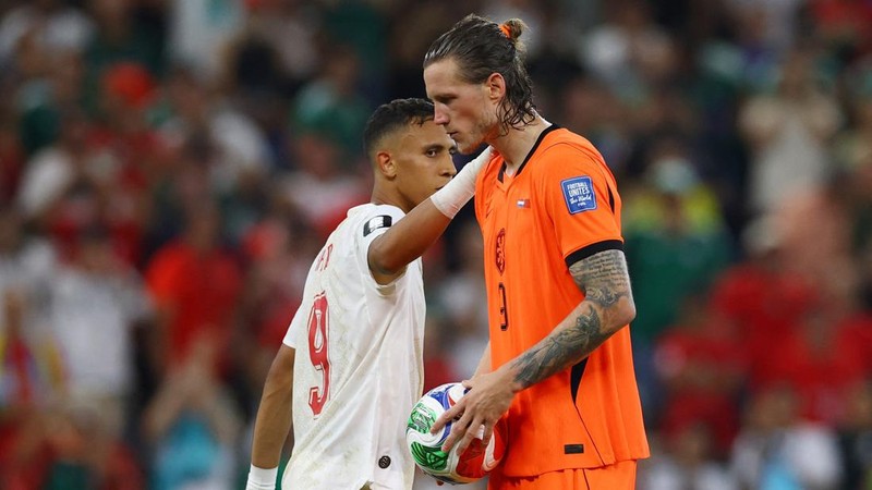 Wout Weghorst bersiap mengeksekusi penalti dalam adu penalti, sementara pemain Maroko, Soufiane Rahimi, mengamati, pada pertandingan babak 32 besar Piala Dunia FIFA 2026 antara Belanda dan Maroko di Estadio Monterrey, Monterrey, Meksiko, Senin (29/6/2026).