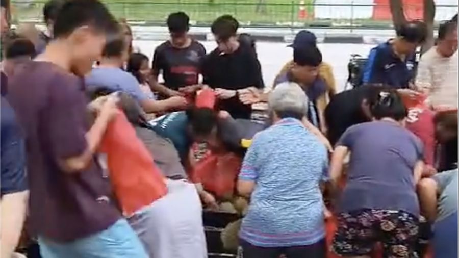Antrean panjang warga terlihat mengular hingga sekitar dua blok di kawasan Tampines, Singapura, dalam beberapa hari terakhir. Ratusan orang rela menunggu giliran di kios buah Durian Ninja demi mendapatkan durian gratis. (Tangkapan Layar Video Tiktok/