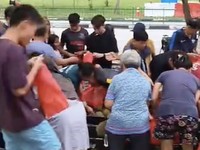 Antrean panjang warga terlihat mengular hingga sekitar dua blok di kawasan Tampines, Singapura, dalam beberapa hari terakhir. Ratusan orang rela menunggu giliran di kios buah Durian Ninja demi mendapatkan durian gratis. (Tangkapan Layar Video Tiktok/