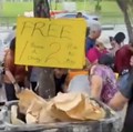 Antrean panjang warga terlihat mengular hingga sekitar dua blok di kawasan Tampines, Singapura, dalam beberapa hari terakhir. Ratusan orang rela menunggu giliran di kios buah Durian Ninja demi mendapatkan durian gratis. (Tangkapan Layar Video Tiktok/