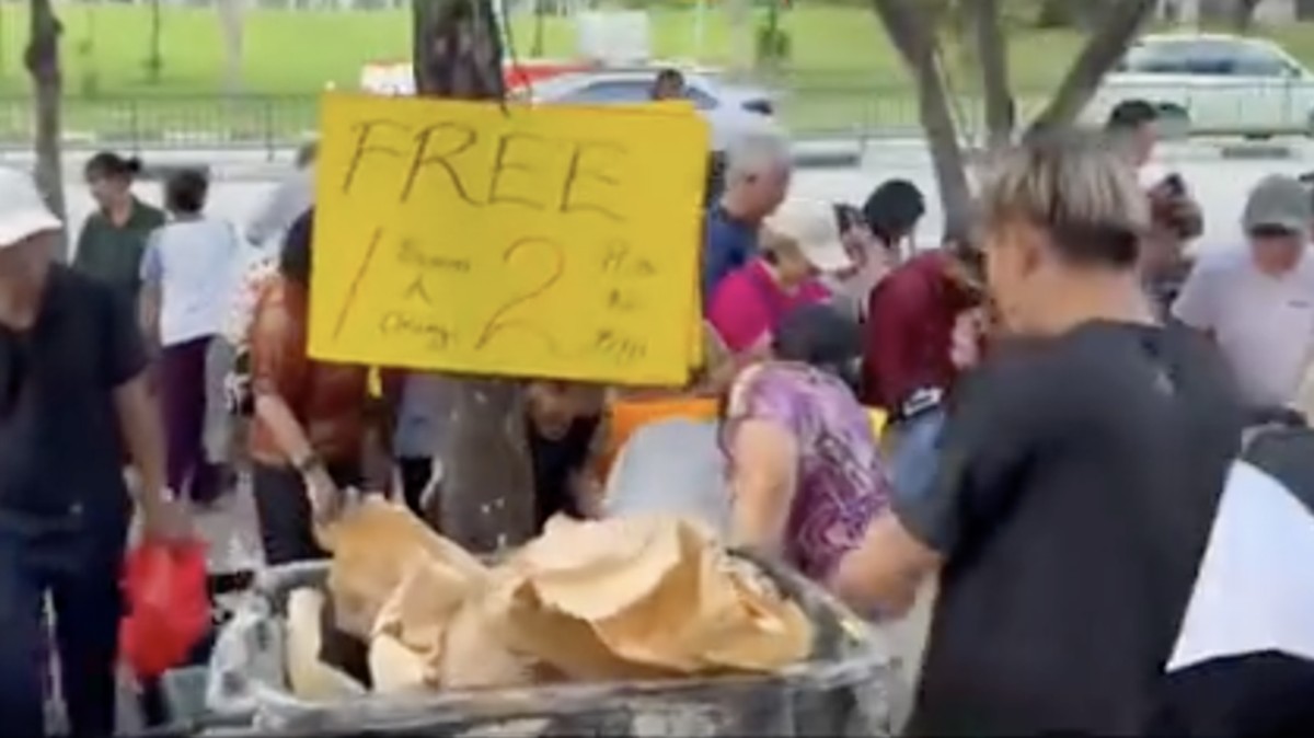 Bagi-Bagi Durian Gratis Malaysia, Antrean Mengular Sampai di Singapura