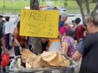Antrean panjang warga terlihat mengular hingga sekitar dua blok di kawasan Tampines, Singapura, dalam beberapa hari terakhir. Ratusan orang rela menunggu giliran di kios buah Durian Ninja demi mendapatkan durian gratis. (Tangkapan Layar Video Tiktok/