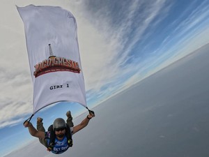 Bendera Jogo Gresik Berkibar di Langit Saat Perayaan HUT Bhayangkara