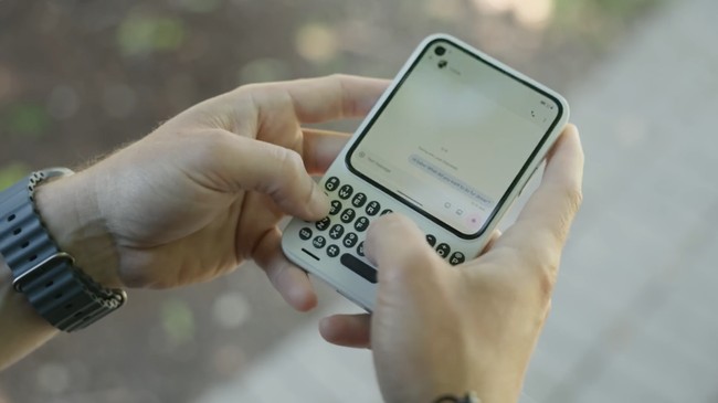Penampakan HP Kembaran Blackberry, Keyboard Fisik dan Harga Rp 8 Jutaan