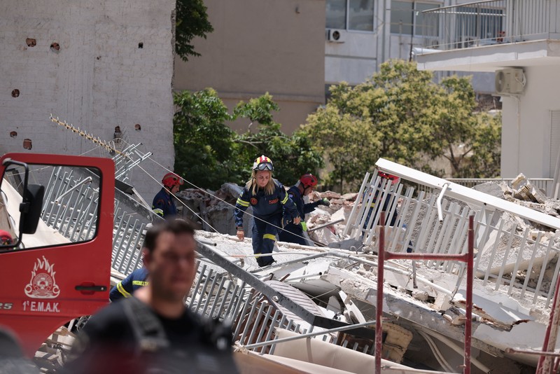 Petugas darurat bekerja pada lokasi runtuhnya bangunan apartemen di lingkungan Petralona, ​​Athena, Yunani, Selasa (30/6/2026). (REUTERS/Louisa Gouliamaki)