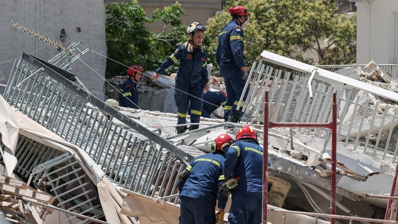 GREECE-BUPetugas darurat bekerja pada lokasi runtuhnya bangunan apartemen di lingkungan Petralona, ​​Athena, Yunani, Selasa (30/6/2026). (REUTERS/Louisa Gouliamaki)ILDING/COLLAPSE