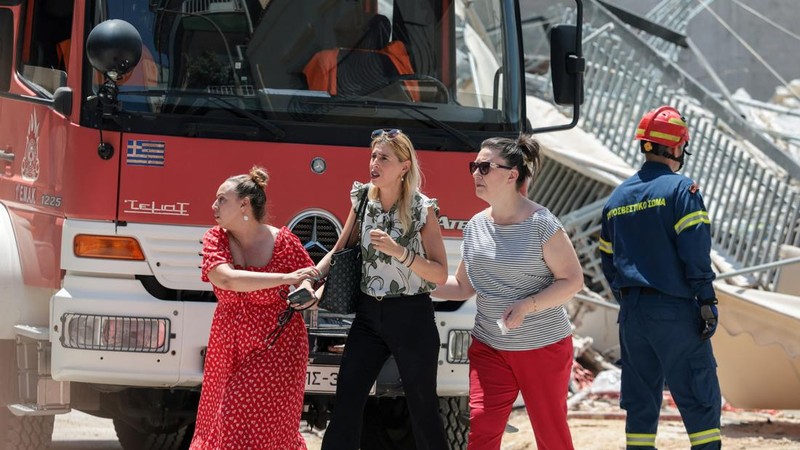 GREECE-BUPetugas darurat bekerja pada lokasi runtuhnya bangunan apartemen di lingkungan Petralona, ​​Athena, Yunani, Selasa (30/6/2026). (REUTERS/Louisa Gouliamaki)ILDING/COLLAPSE