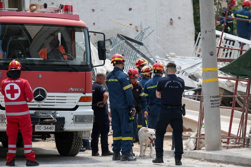 Petugas darurat bekerja pada lokasi runtuhnya bangunan apartemen di lingkungan Petralona, ​​Athena, Yunani, Selasa (30/6/2026). (REUTERS/Louisa Gouliamaki)