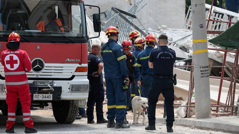 GREECE-BUPetugas darurat bekerja pada lokasi runtuhnya bangunan apartemen di lingkungan Petralona, ​​Athena, Yunani, Selasa (30/6/2026). (REUTERS/Louisa Gouliamaki)ILDING/COLLAPSE