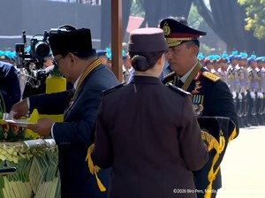 Prabowo Potong Tumpeng di Hari Bhayangkara Ke-80, Diserahkan ke Kapolri