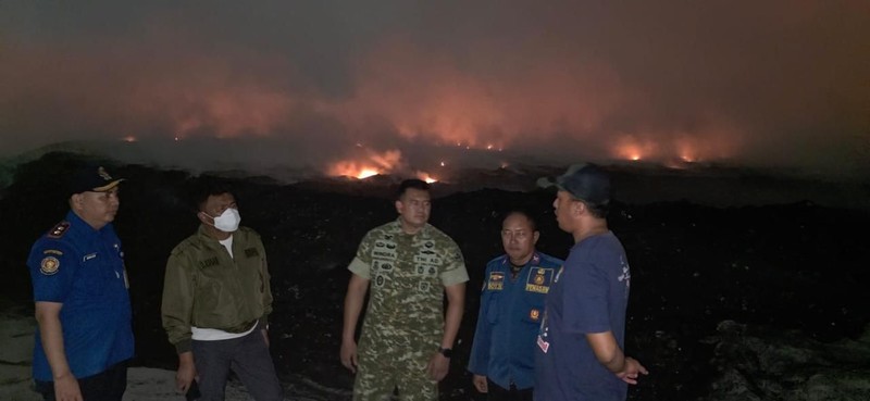 Kebakaran Tempat Pembuangan Akhir (TPA) Jatiwaringin, Kabupaten Tangerang, Provinsi Banten, Selasa (30/6). (Dok. Tim Gabungan Pemerintah Kabupaten Tangerang)