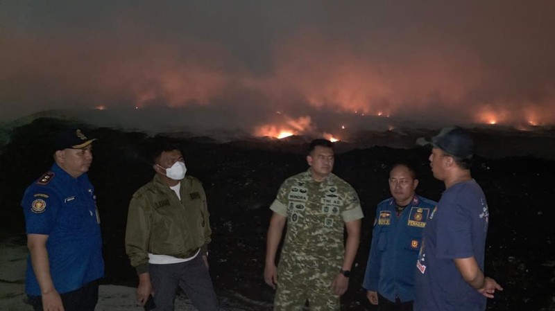 Kebakaran Tempat Pembuangan Akhir (TPA) Jatiwaringin, Kabupaten Tangerang, Provinsi Banten, Selasa (30/6). (Dok. Tim Gabungan Pemerintah Kabupaten Tangerang)
