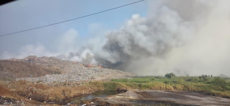Kebakaran Tempat Pembuangan Akhir (TPA) Jatiwaringin, Kabupaten Tangerang, Provinsi Banten, Selasa (30/6). (Dok. Tim Gabungan Pemerintah Kabupaten Tangerang)